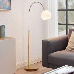 Review: Lindby booglamp — messing mat, opaalwit