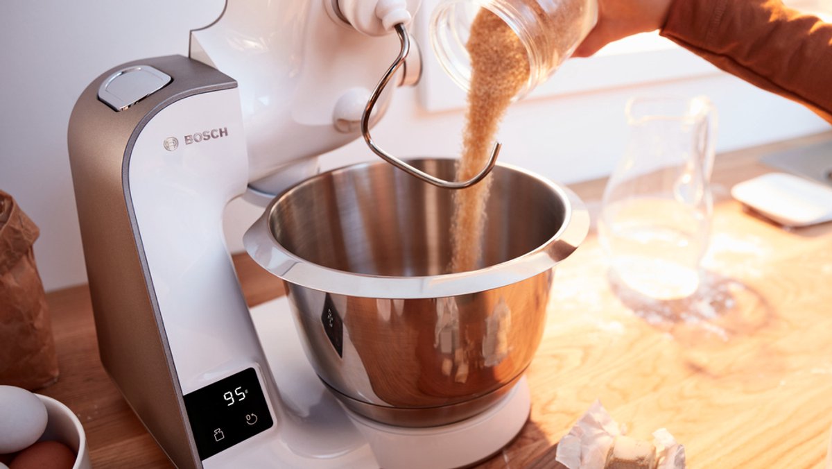 Bosch MUM5 - MUM5XW20 - Keukenmachine - 1000W - 3,9L - Met Weegschaal en Timer - Champagne test: sneller deeg kneden